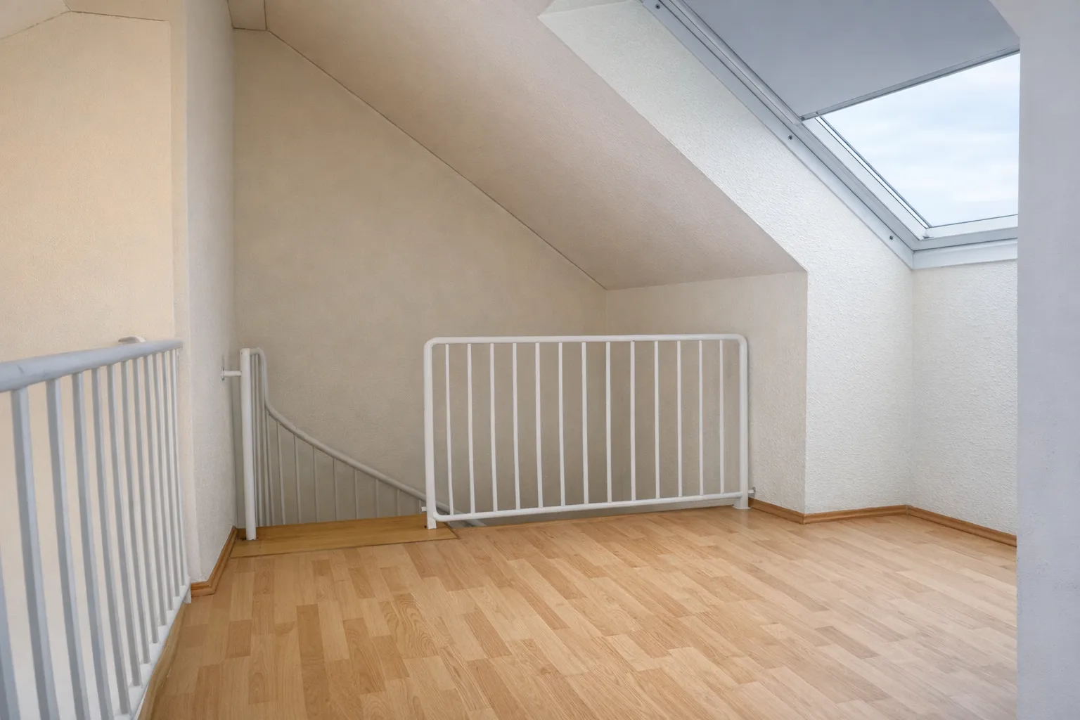Dachgeschosswohnung mit 3 Zimmern und Balkon in Wedel - Foto 2