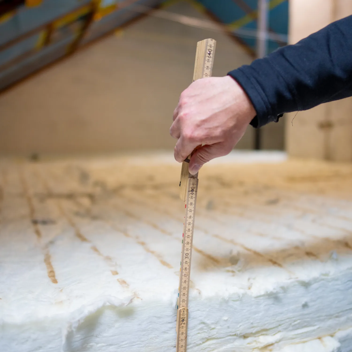 Hand und Zollstock bei Vermessung