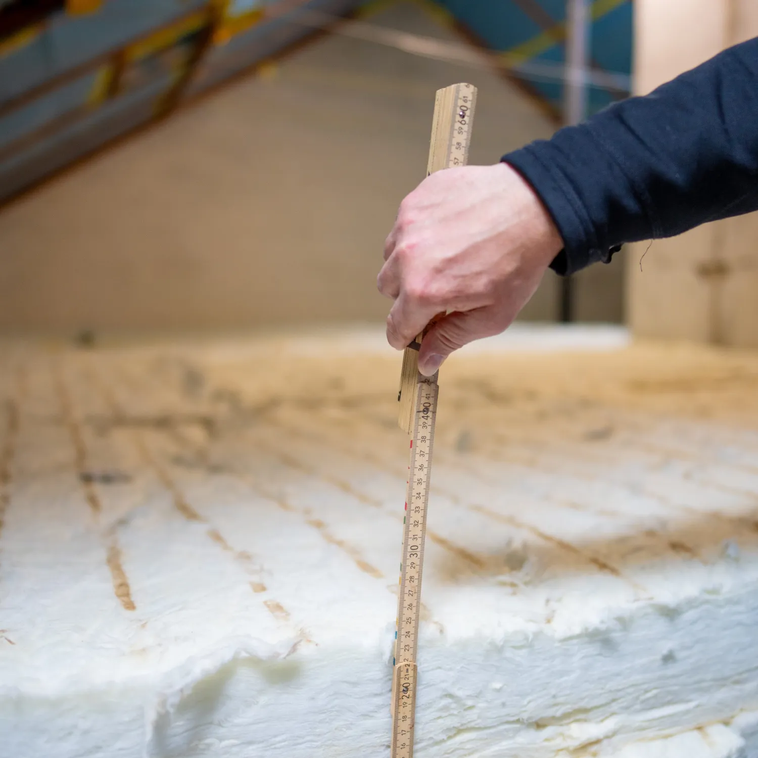 Wohnungsmodernisierung Hand misst mit Zollstock
