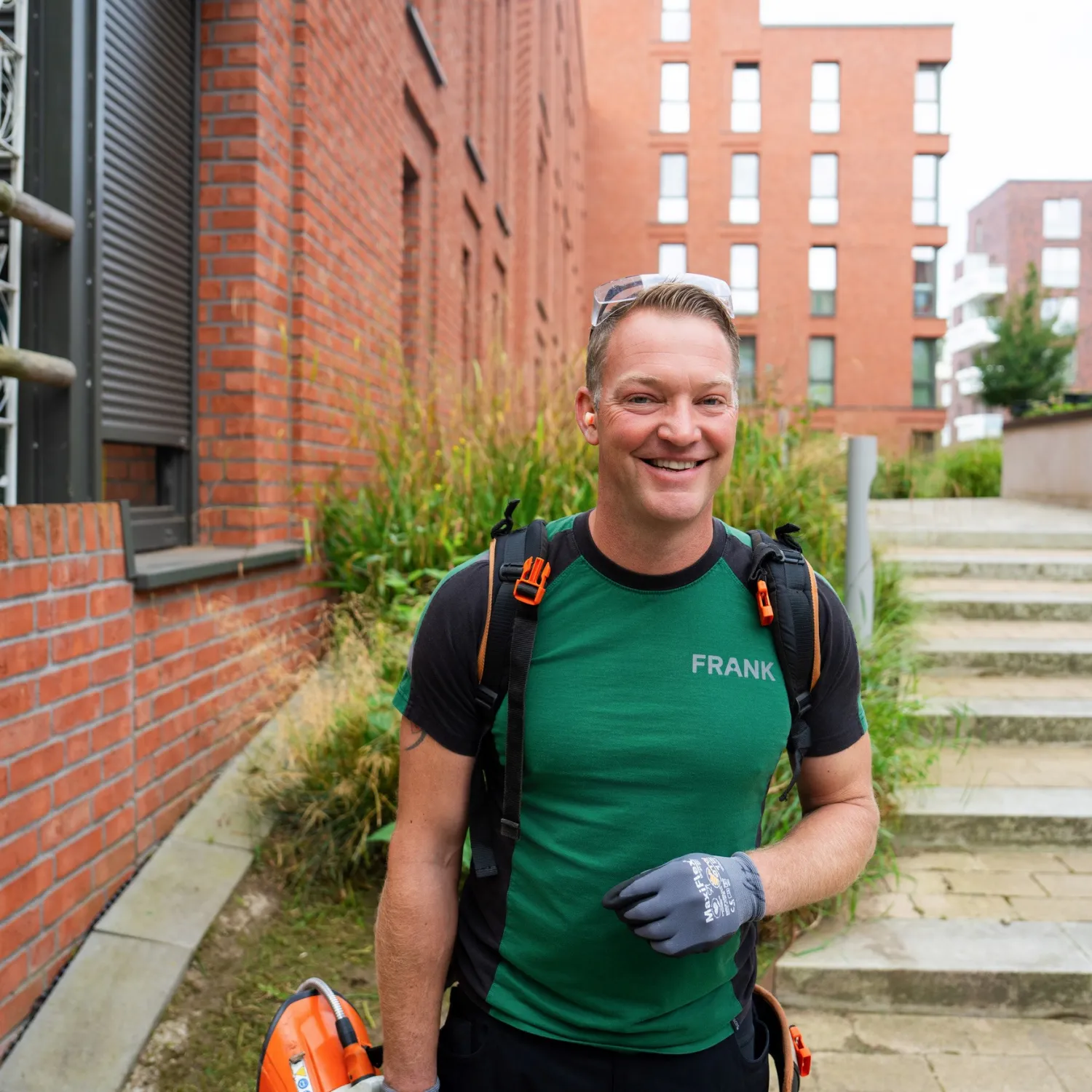 FRANK-Gärtner im Einsatz auf einer Grünfläche eines unserer Objekte