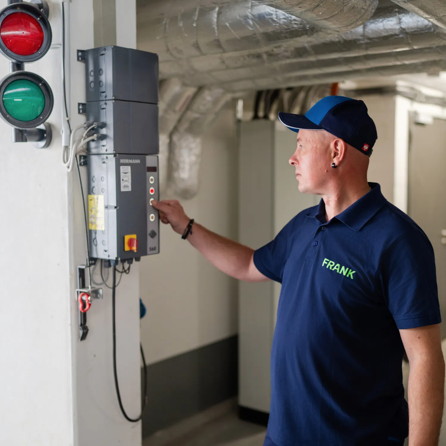 Ein Objektbetreuer arbeitet in einer modernen Tiefgarage einer Wohnanlage.