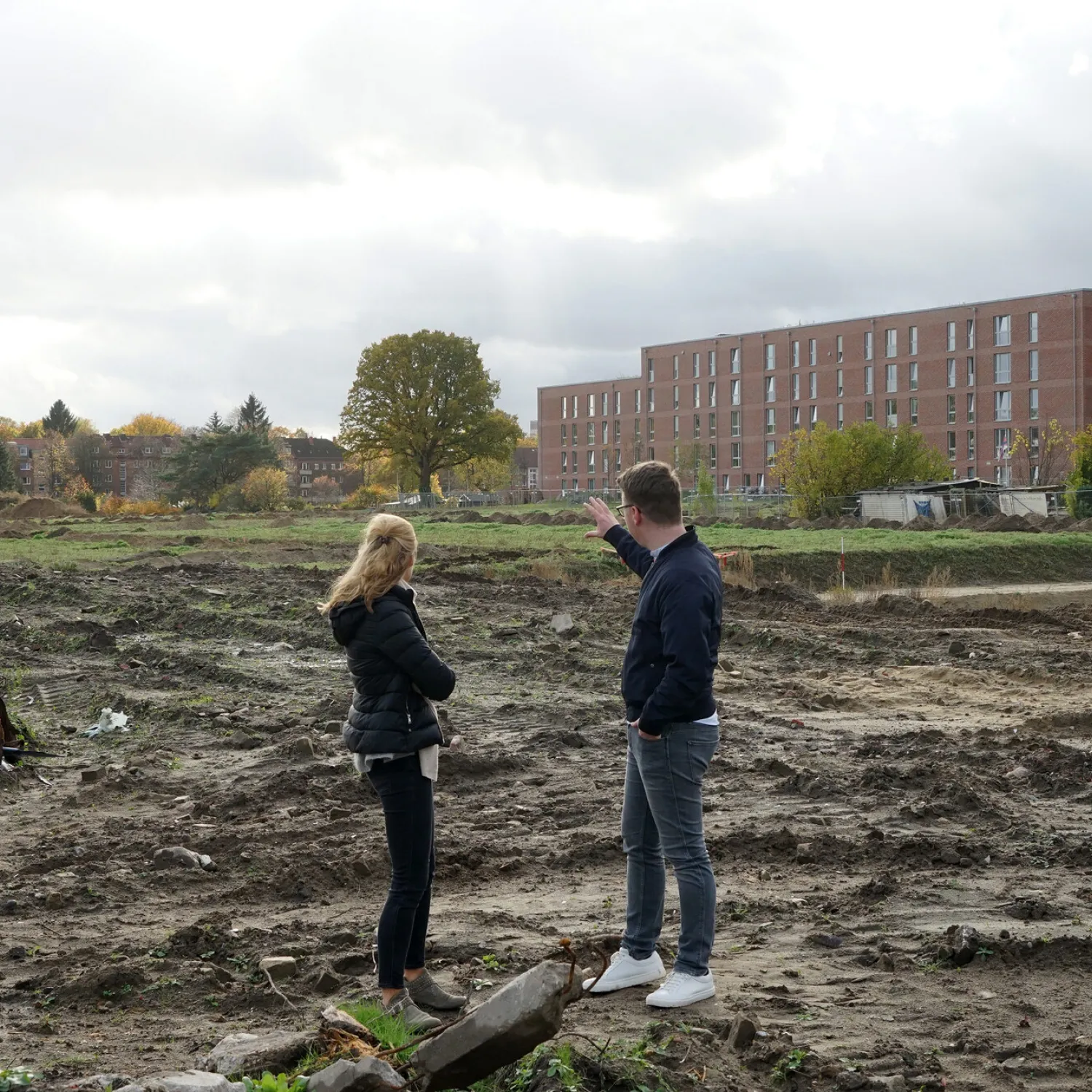 Zwei FRANK-Mitarbeitenden planen eine nachhaltige Grundstückserscließung.