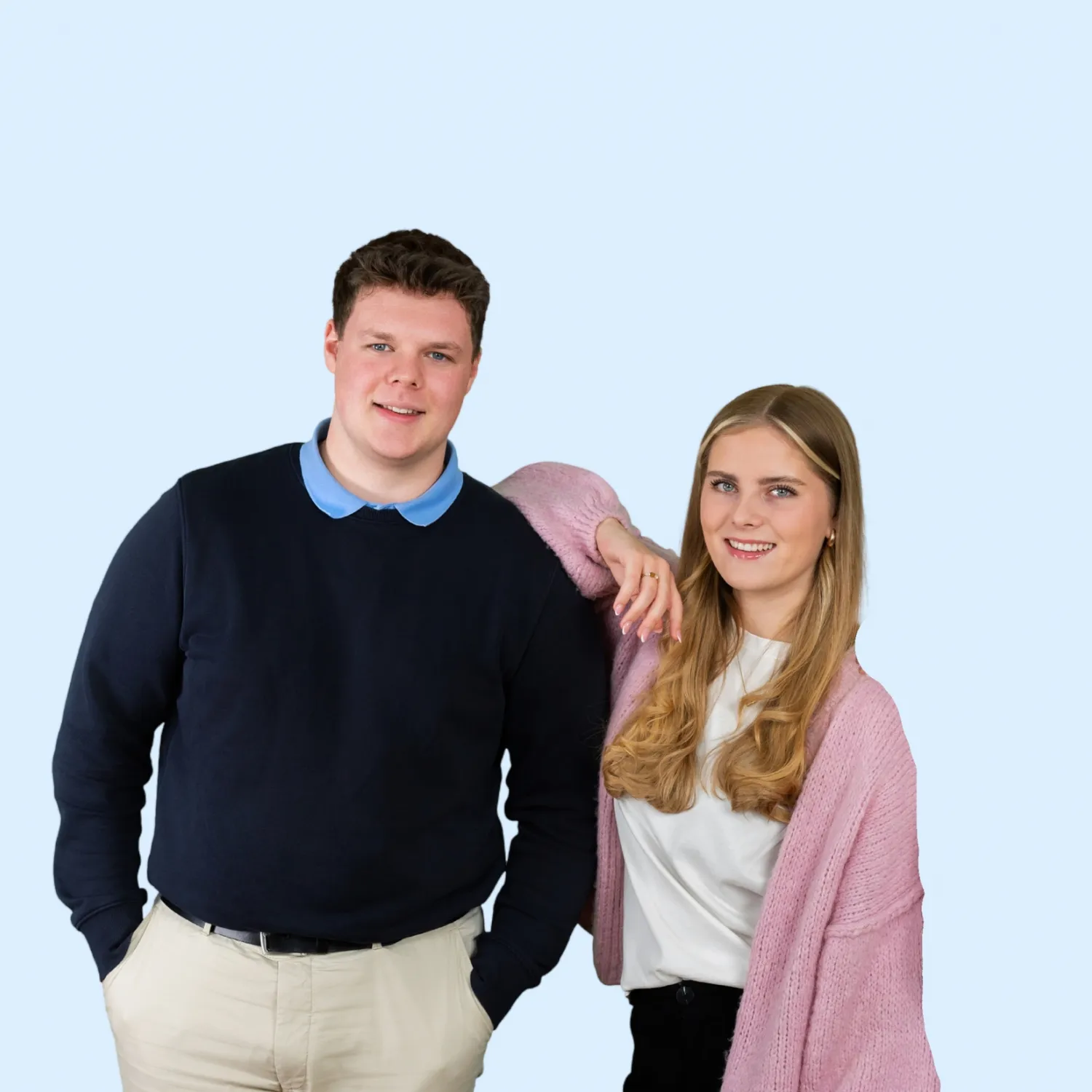 Azubis von FRANK vor hellblauem Hintergrund