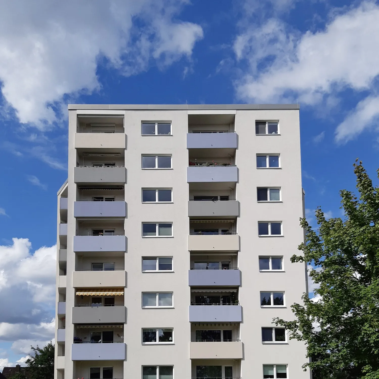 Ein freistehendes Solitär, von FRANK energetisch saniert, präsentiert sich nun modern und energieeffizient.