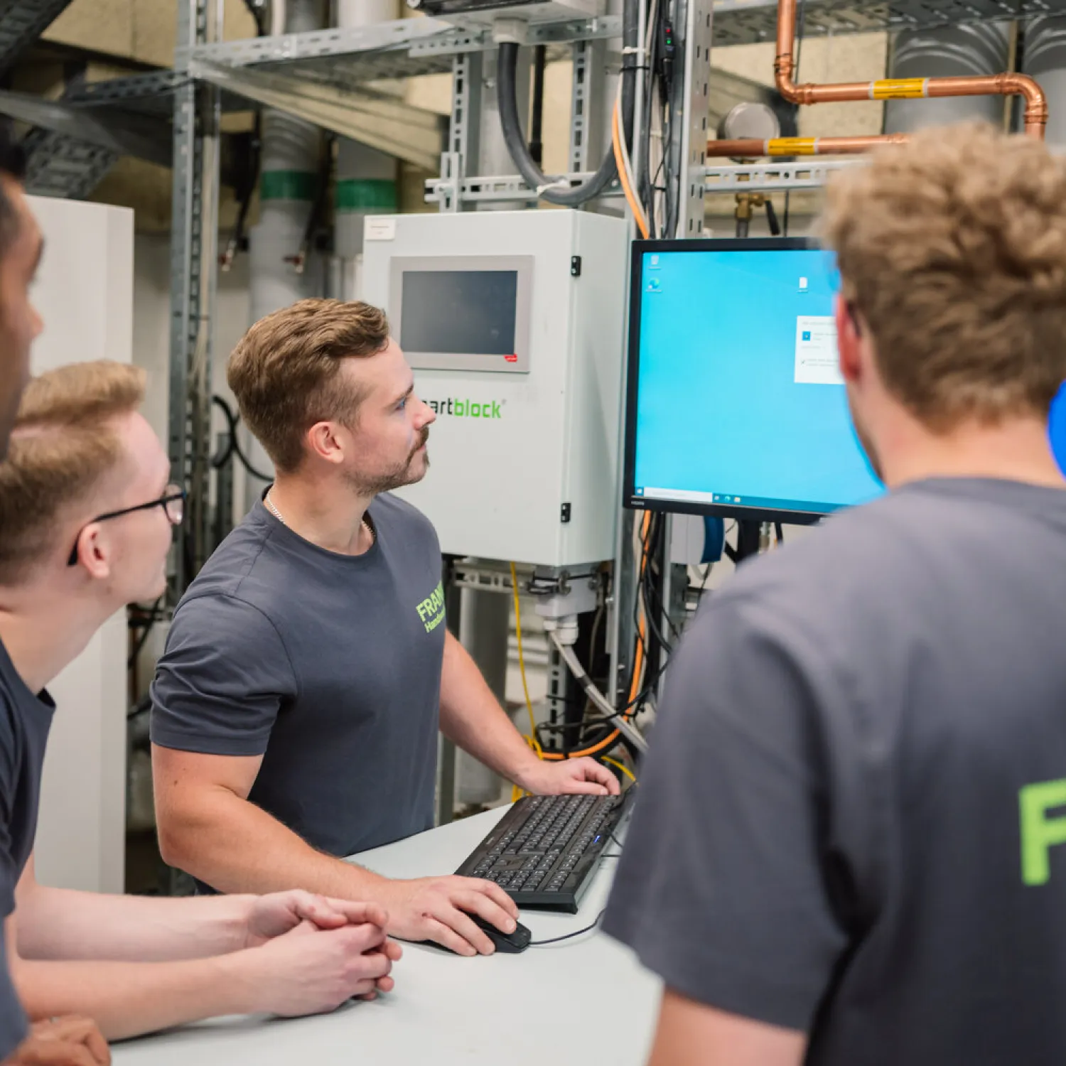 FRANK Handwerk bei Installation Wärmepumpe