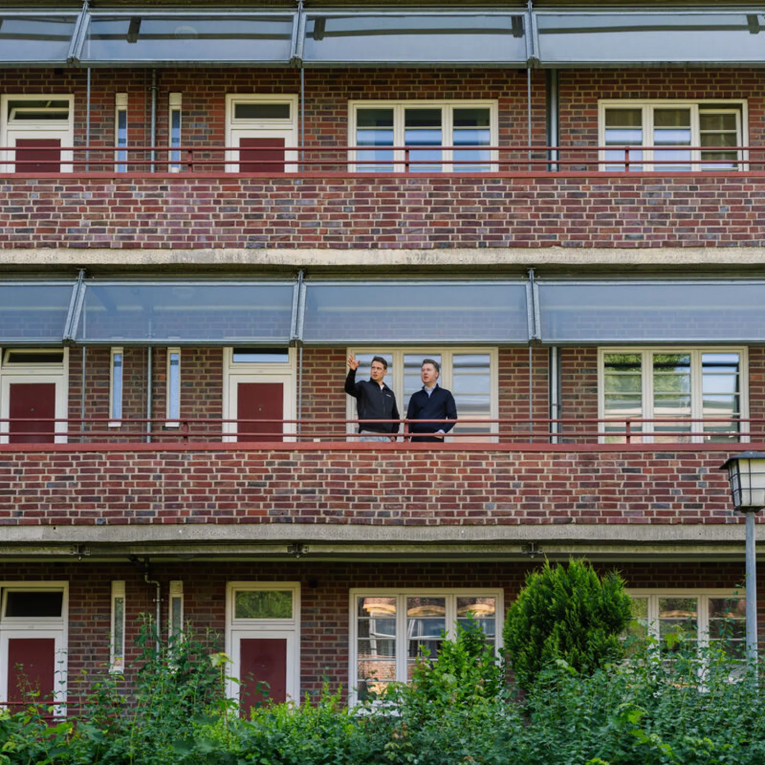 Mitarbeitende von FRANK vor einer Wohnungstür am Objekt Dulsberg