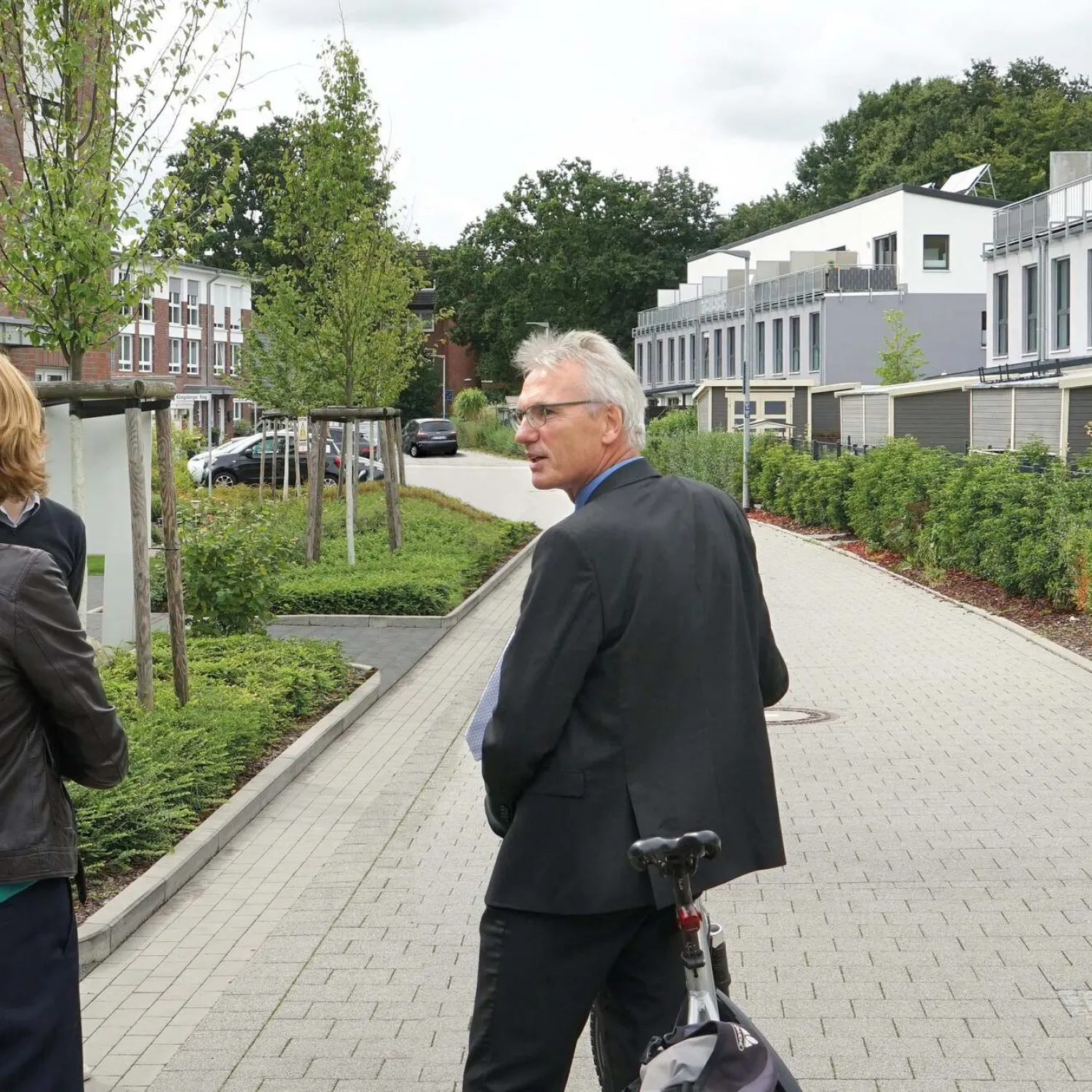 Bürgermeister Petersen besichtigt das Neubauquartier von FRANK und lobt die lebenswerte Lage.