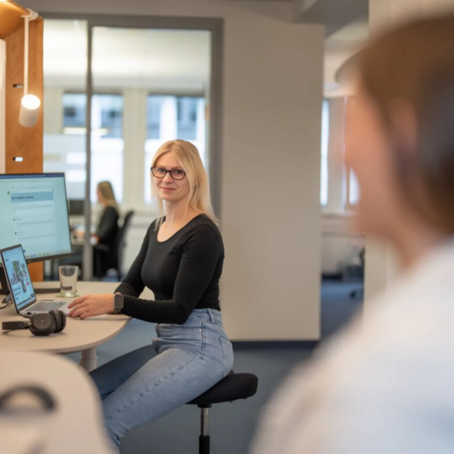 FRANK Mitarbeiterin am Arbeitsplatz