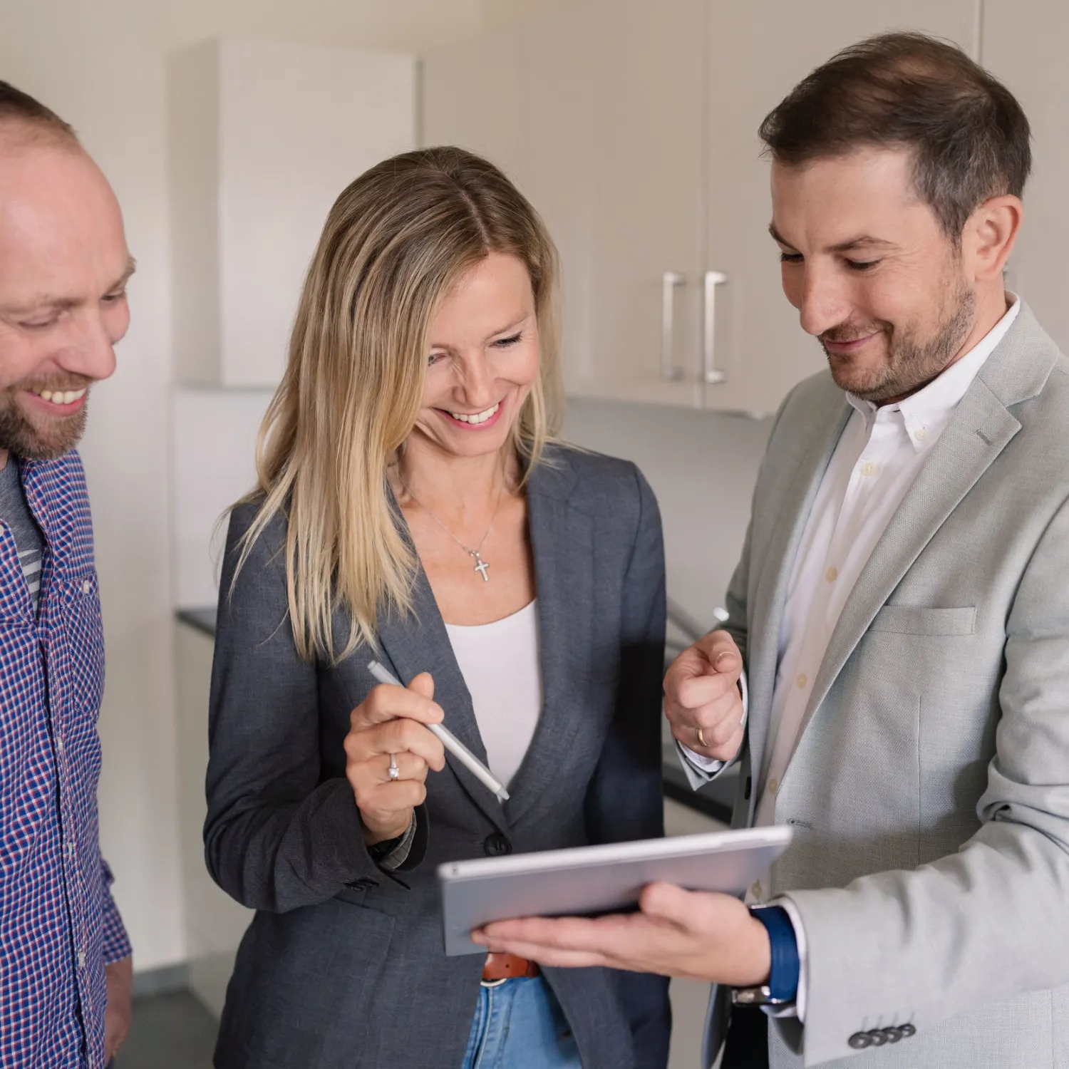 Makler mit Paar bei Vertragsabschluss