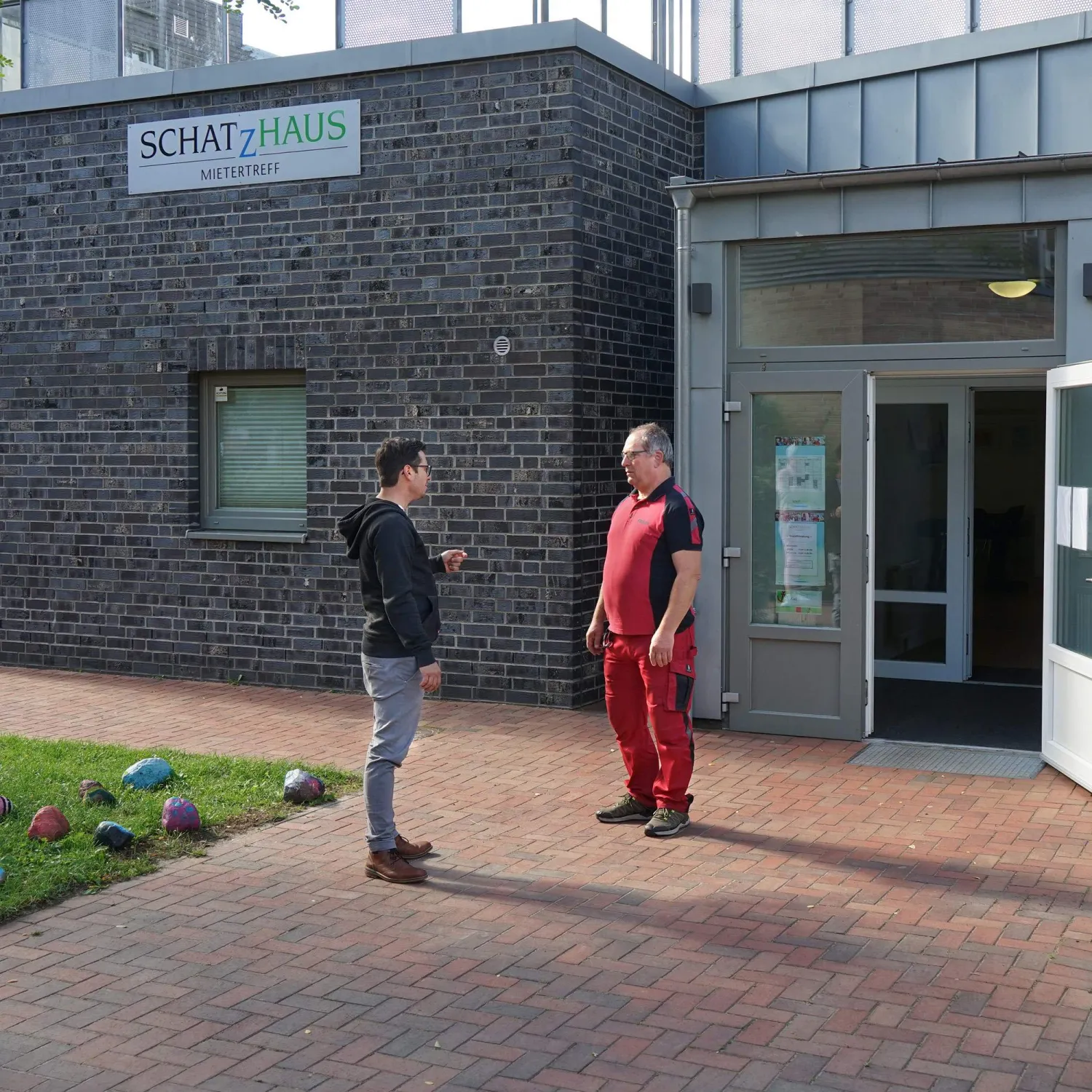 FRANK Gustav-Schatz-Hof: Hausmeister und Quartiersteam unterstützen Bewohner*innen und generationsübergreifendes Miteinander.