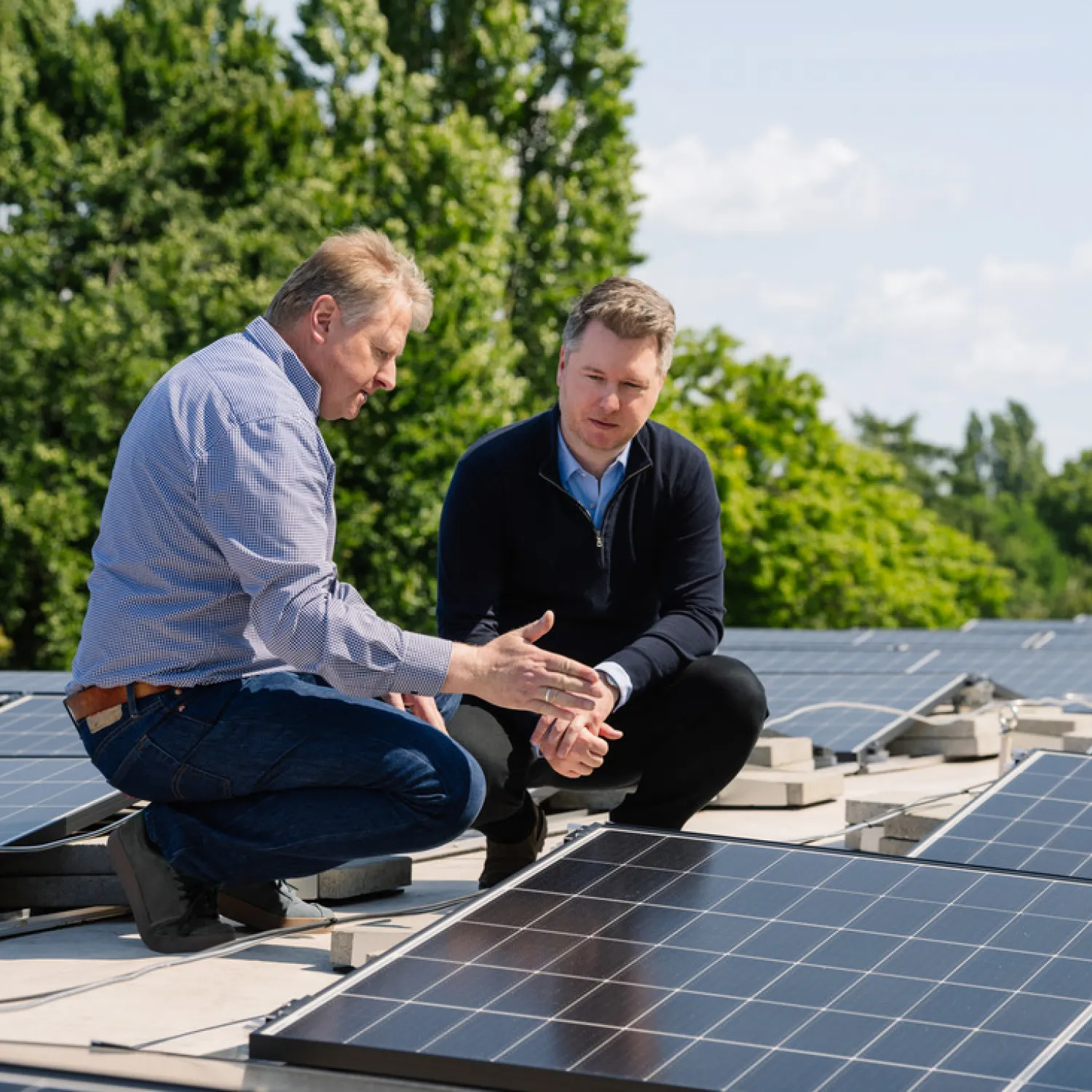 Mitarbeiter von FRANK im Beratungsgespräch auf Photovoltaik Dachauf einem 