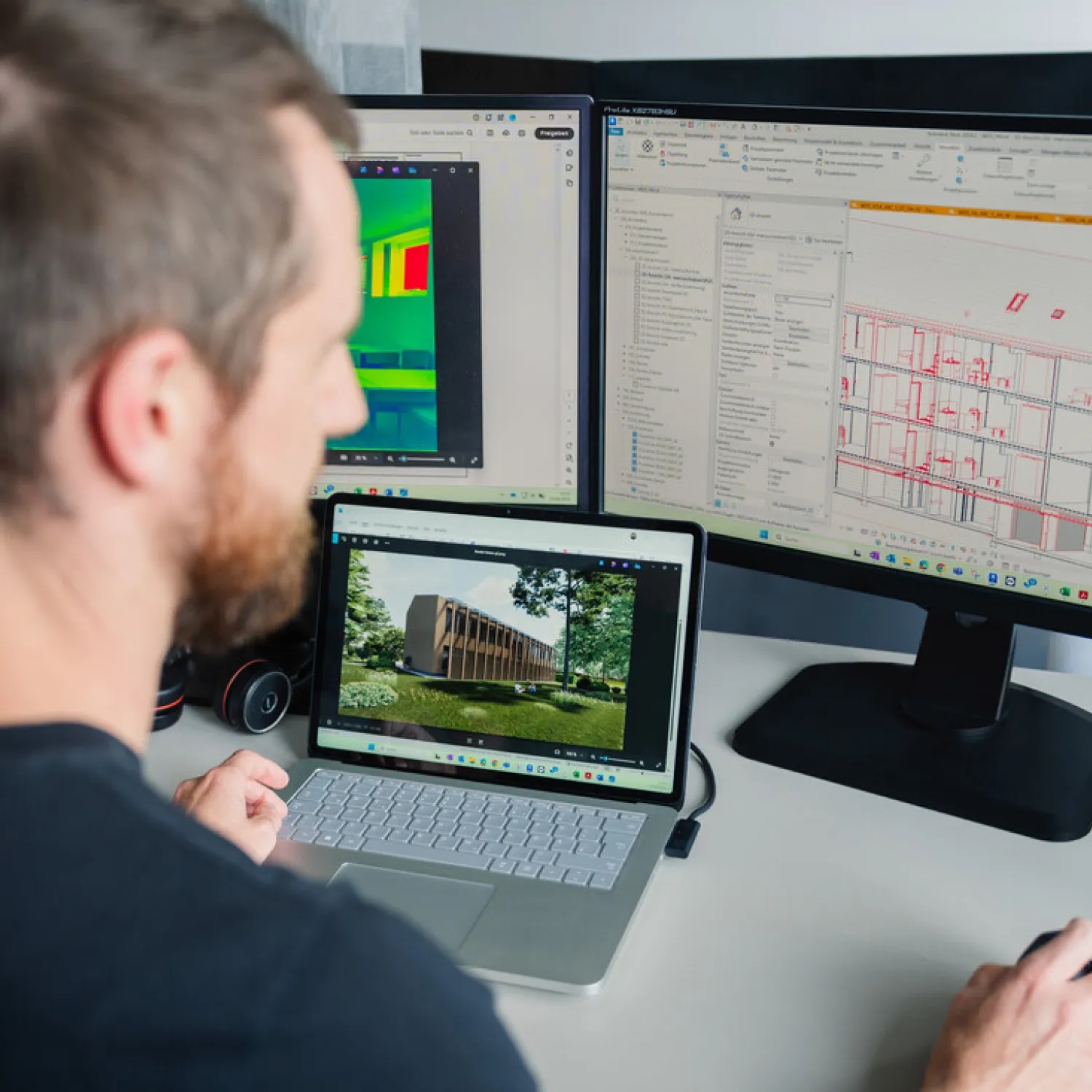 Mitarbeiter von FRANK vor Displays und Planung der energetischen Sanierung