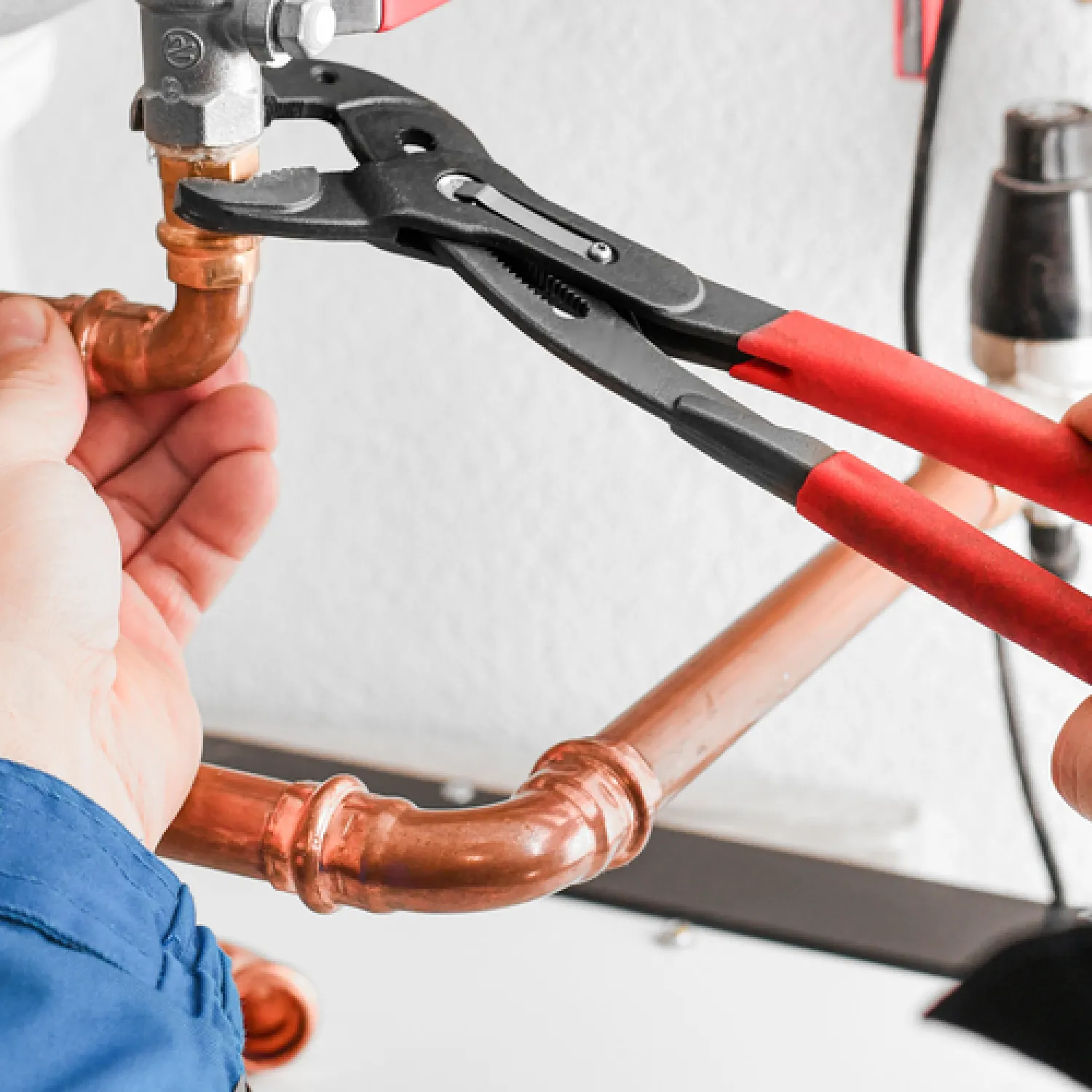 Handwerker mit Zange Header