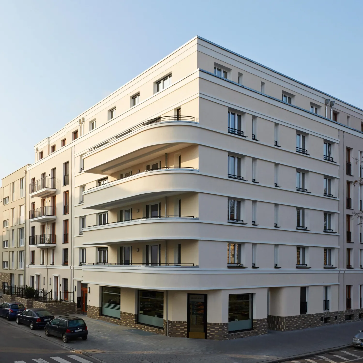 FRANK Mehrgenerationenquartier Frankenallee: moderne Wohnhäuser mit Staffelgeschossen und Balkonen im Frankfurter Gallus.