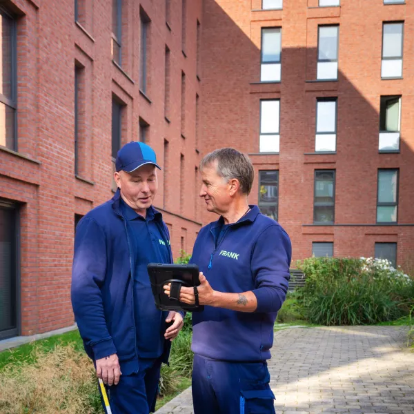 FRANK Objektbetreuer vor dem Gebäude