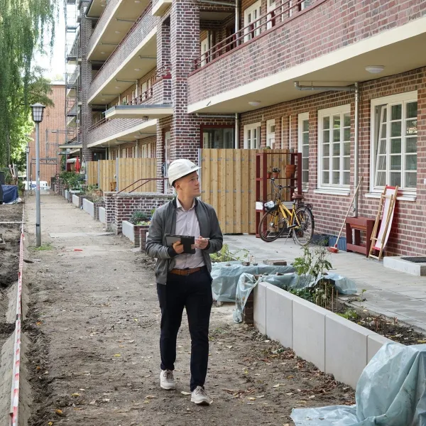 Ein FRANK-Mitarbeiter wirft einen genauen Blick auf die Baustelle einer energetischen Sanierung.