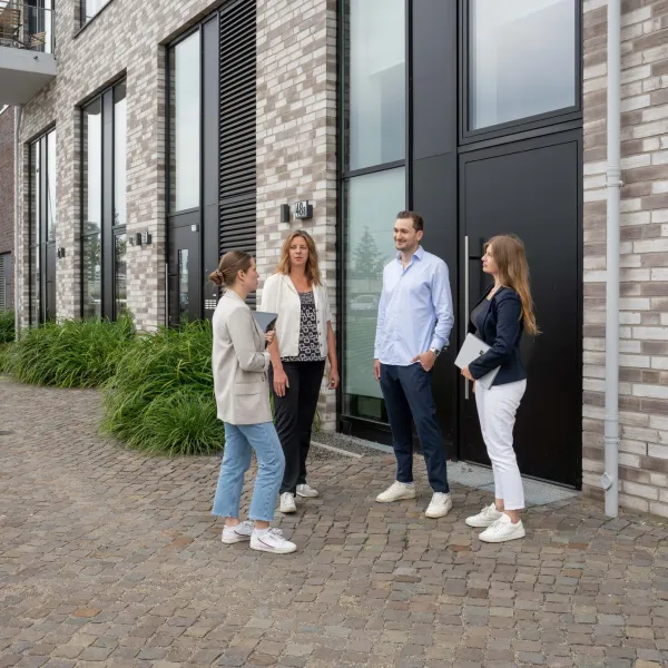 Mitarbeitende von FRANK begehen ein Wohngebäude vor Ort und prüfen Zustand, Technik und Instandhaltungsbedarf.