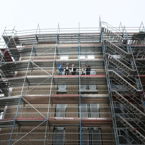 Mitarbeitende auf einem von FRANK eingerüsteter Neubau.