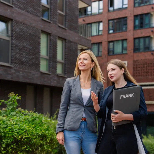 Maklerin bei Besichtigung mit Kundin